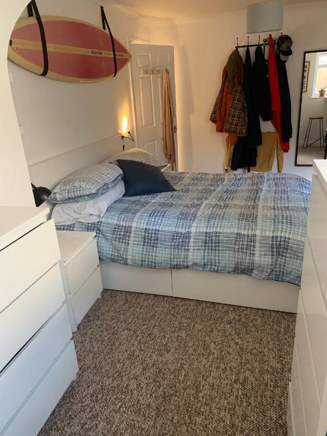 Sea Views With Large Deck One Bedroom Very Close To Beach And Town Newquay  Exterior photo