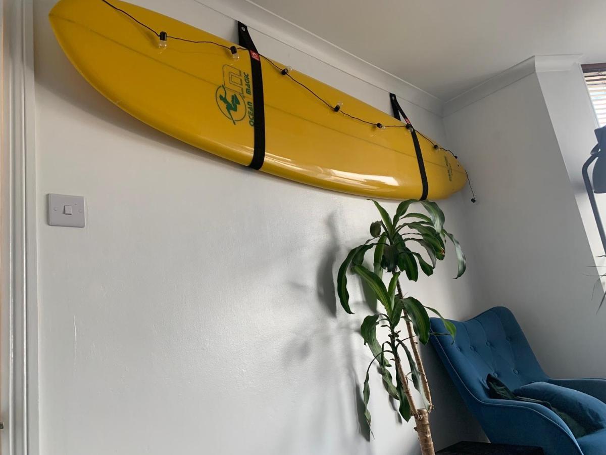Sea Views With Large Deck One Bedroom Very Close To Beach And Town Newquay  Exterior photo