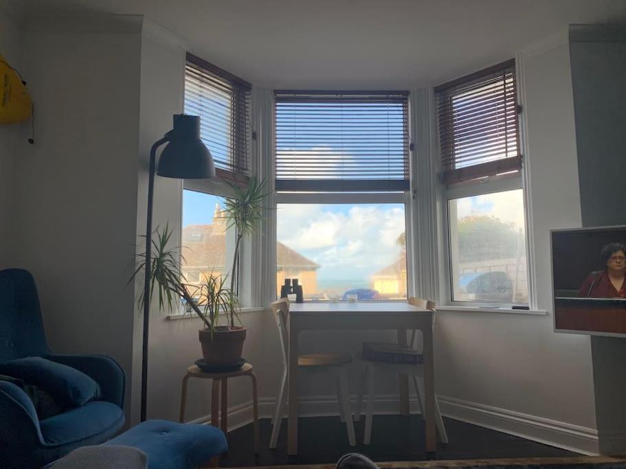 Sea Views With Large Deck One Bedroom Very Close To Beach And Town Newquay  Exterior photo