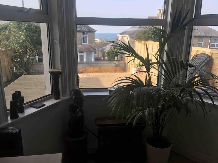 Sea Views With Large Deck One Bedroom Very Close To Beach And Town Newquay  Exterior photo